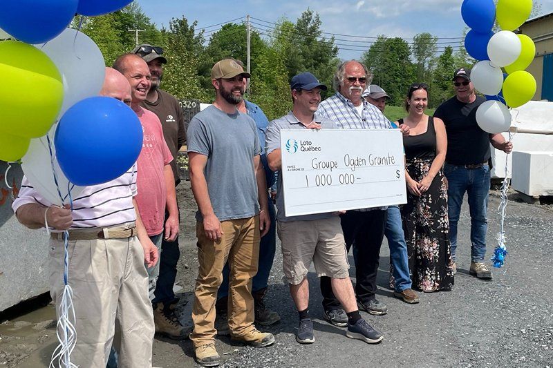Dix employés d’une entreprise familiale de Stanstead remportent 1 million de dollars au Lotto Max
